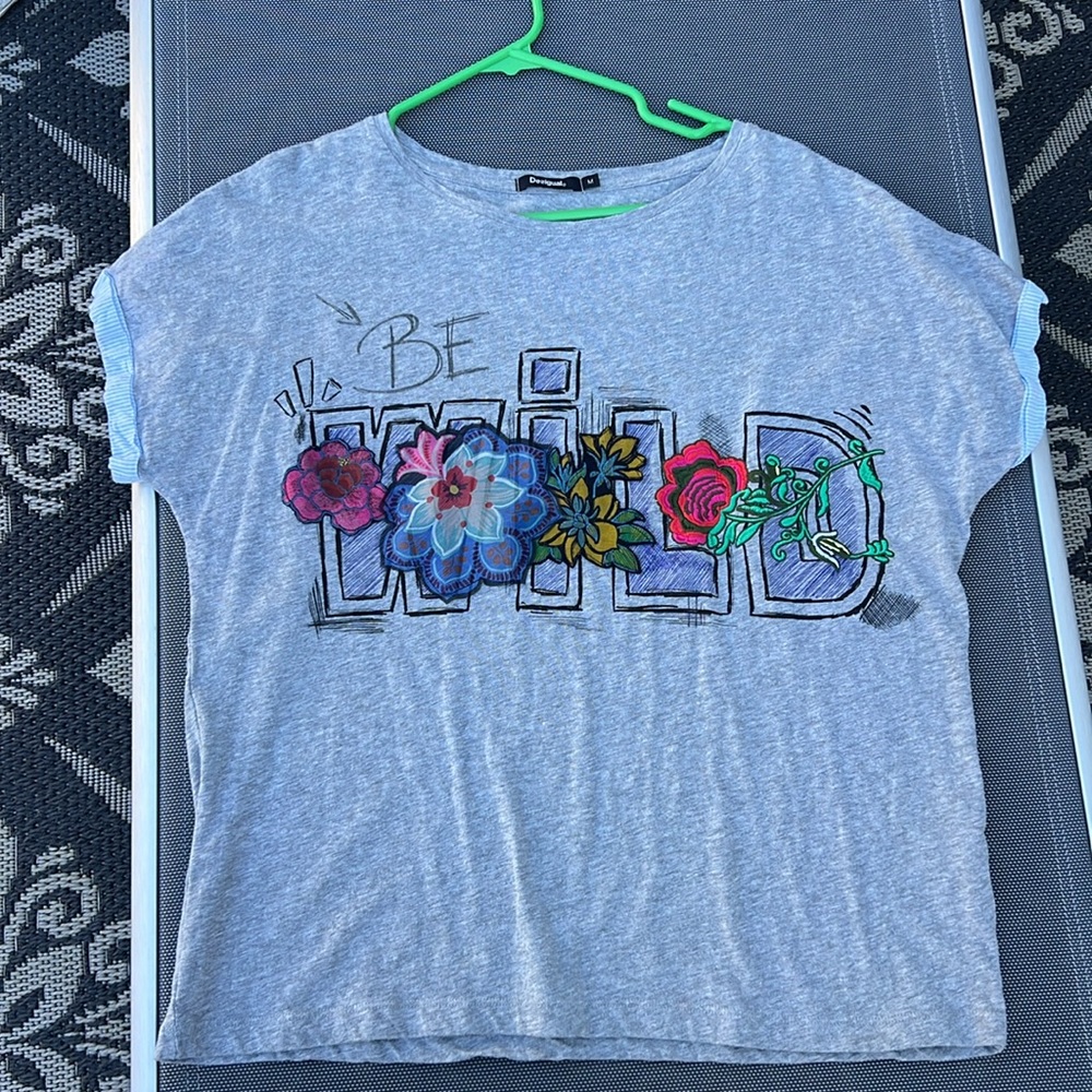 Desigual BE WILD Gray Top with intricate design. Size M. Short Sleeve.